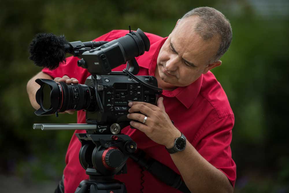 Daniel Felix bedient eine grössere Filmkamera